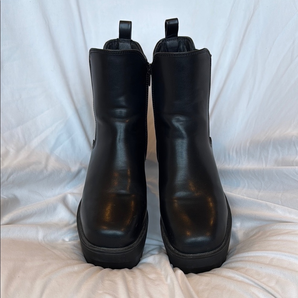 Black Heeled Chelsea Boots with Chunky Sole
